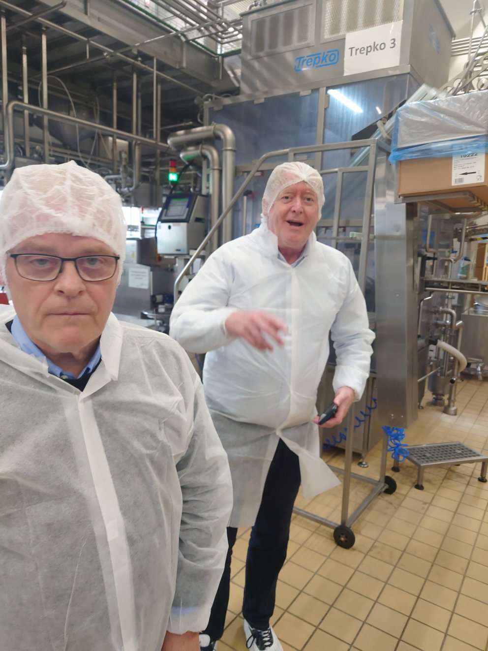 Pálmi Vilhjálmsson forstjóri MS og Jeroen Douglas í starfsstöð MS á Selfossi.